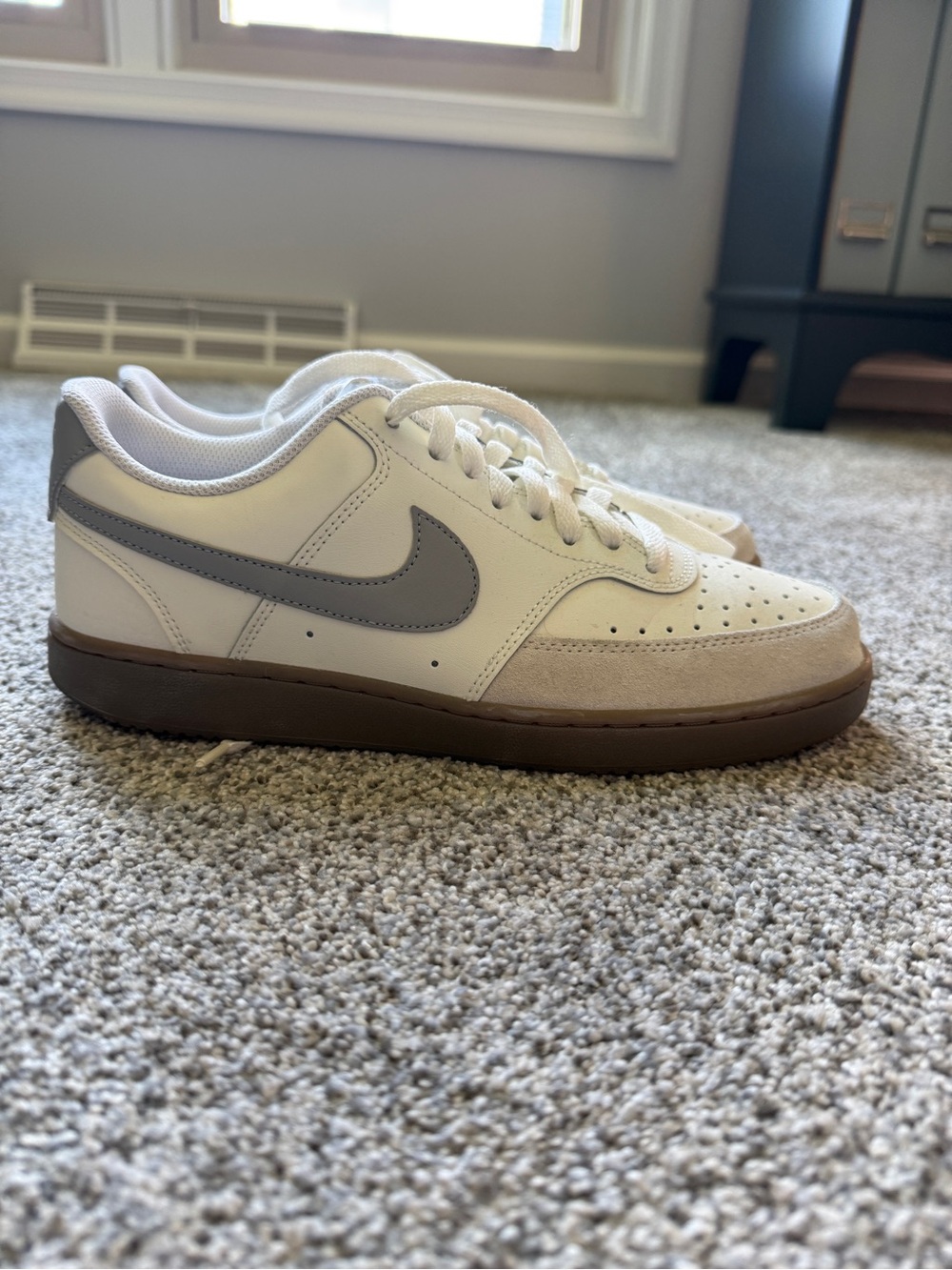 Nike Women’s Low-Top Sneakers in White, Gray Size 10 - Picture 7 of 12